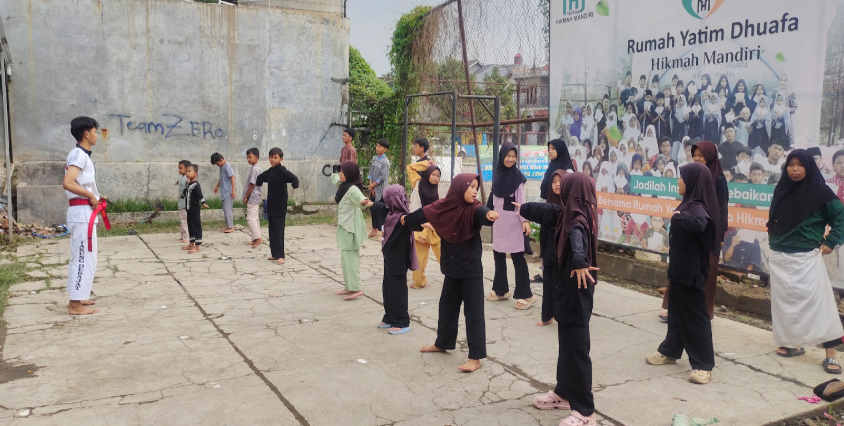Kegiatan Ekstrakurikuler: Berlatih Tarung Derajat